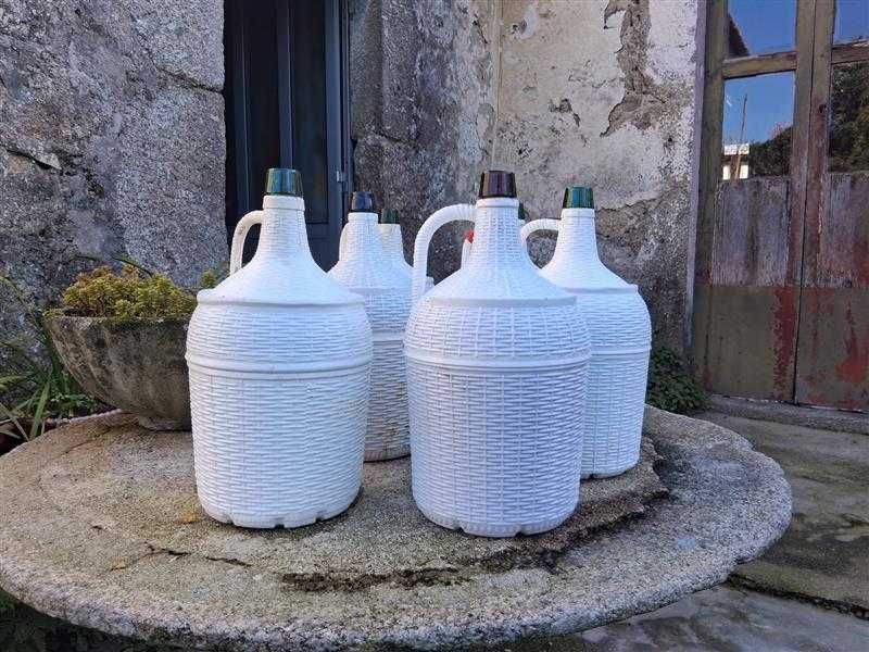 garrafões de vinho usados