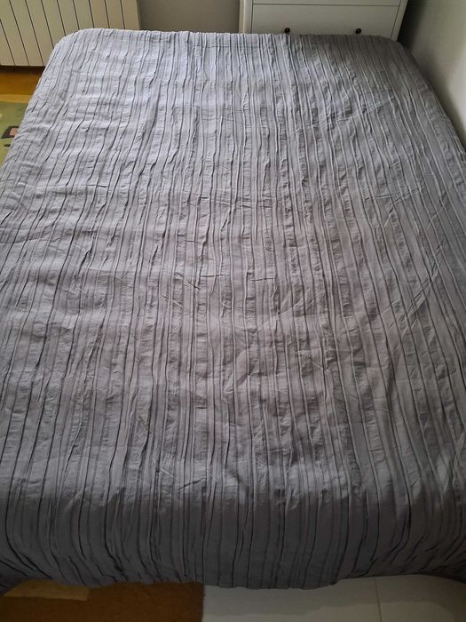 Duża, szara narzuta na łóżko : 262/252 cm.