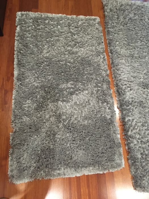 Duo de tapetes em cinza pêlo baixo