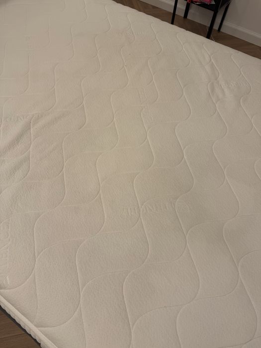 Łóżko tapicerowane 140x200 z materacem uzywane