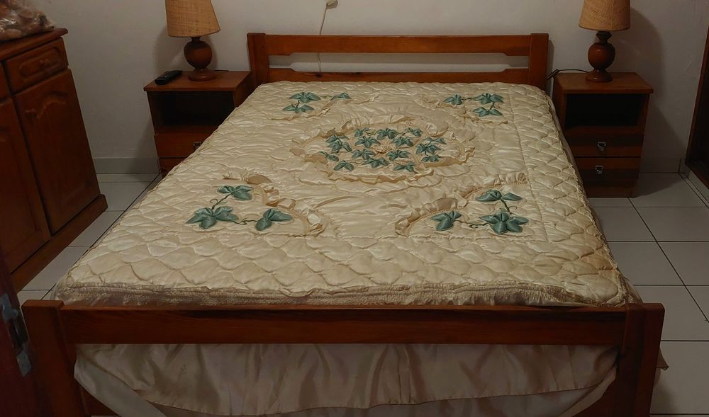 Colcha de Cetim acolchoada (edredon) com relevos e folheada