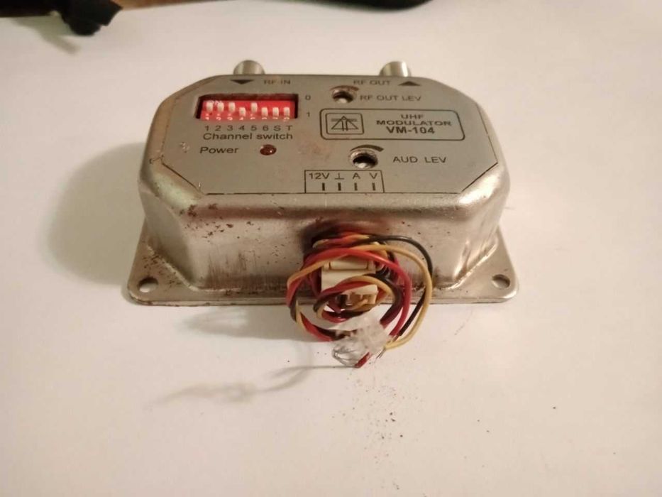 UHF MODULATOR VM-104 / 4-way splitter 5-860MHz