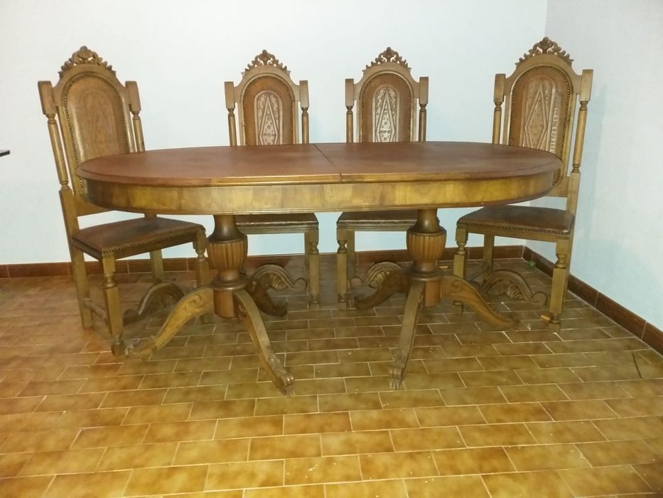 Mesa de madeira com 8 cadeiras