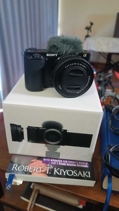 Sony ZV-E10 + 16-50mm OSS II — Como Nova