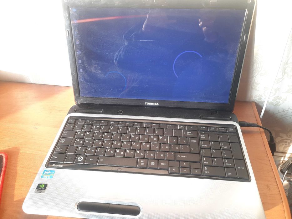 ноутбук в 4 ядра, функциональный и быстрый, 1 гб видеокарта