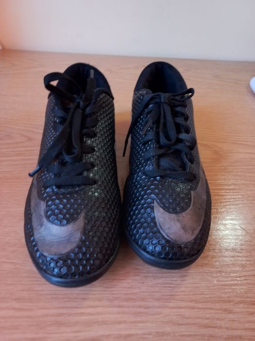 Футбольні бутси.