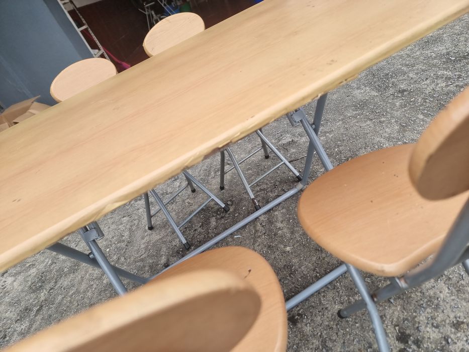 Conjunto mesa e cadeiras