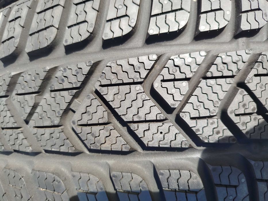 A818#Sprzedam opony NOWE Zimowe 205/55/17" Pirelli