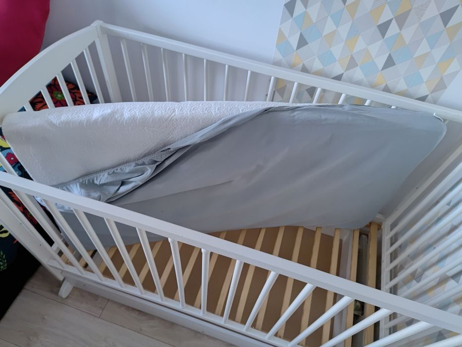 Łóżeczko dziecięce z szufladą (i funkcją kołysania)