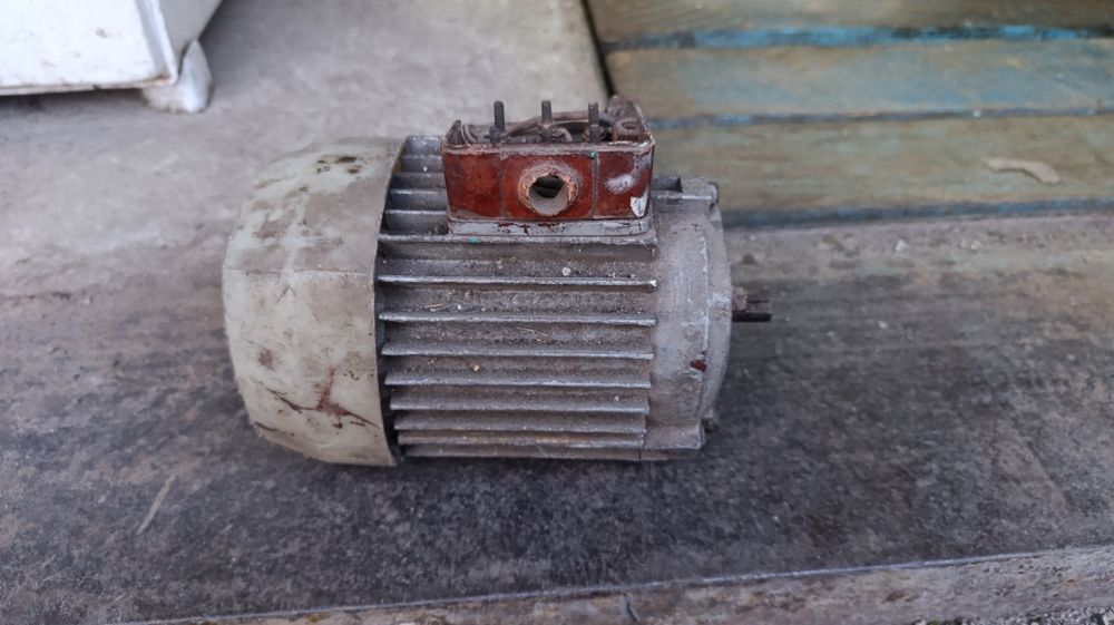 Эл.двиг МП-100с 27В.,эл.генератор 3000Вт 27В 100А ,эл.двиг 400Вт*3000