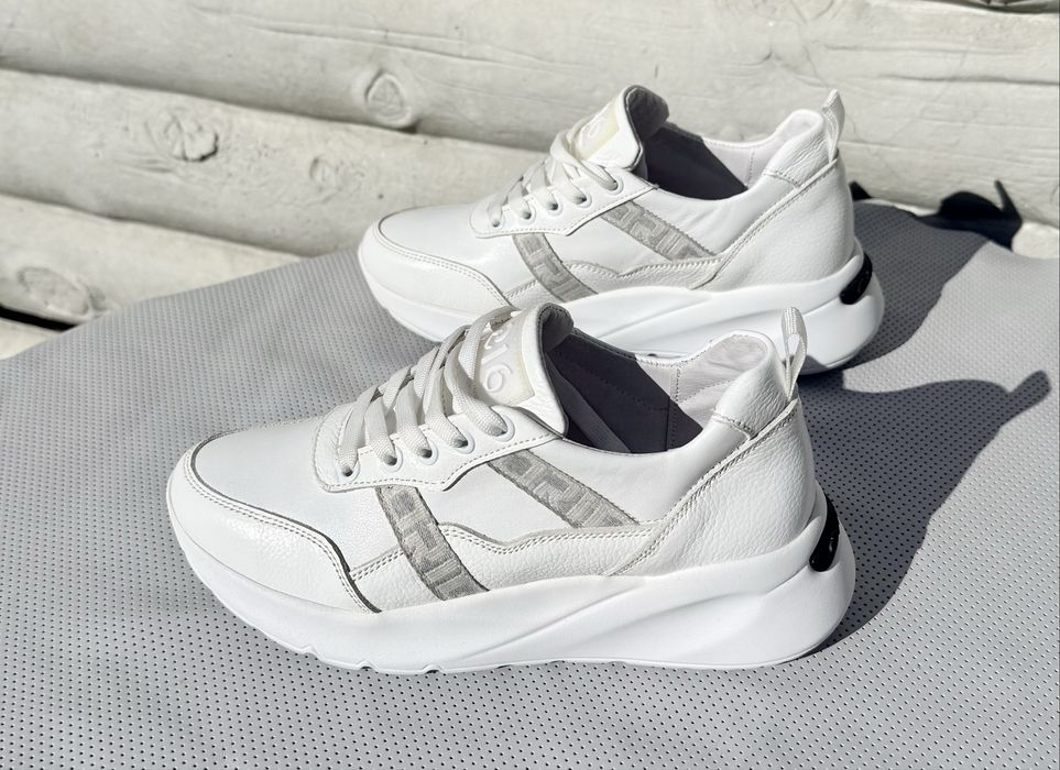 Кросівки жіночі з натуральноі шкіри,нові