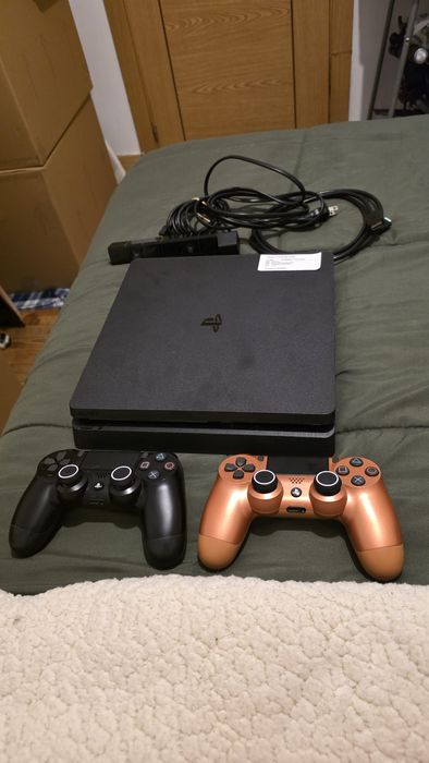 Playstation 4 slim 1TB c/ 2 comandos e PScamera