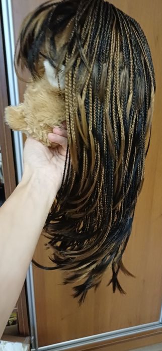 Парик из микрокосичек с бликами медового и светло-русого цвета,