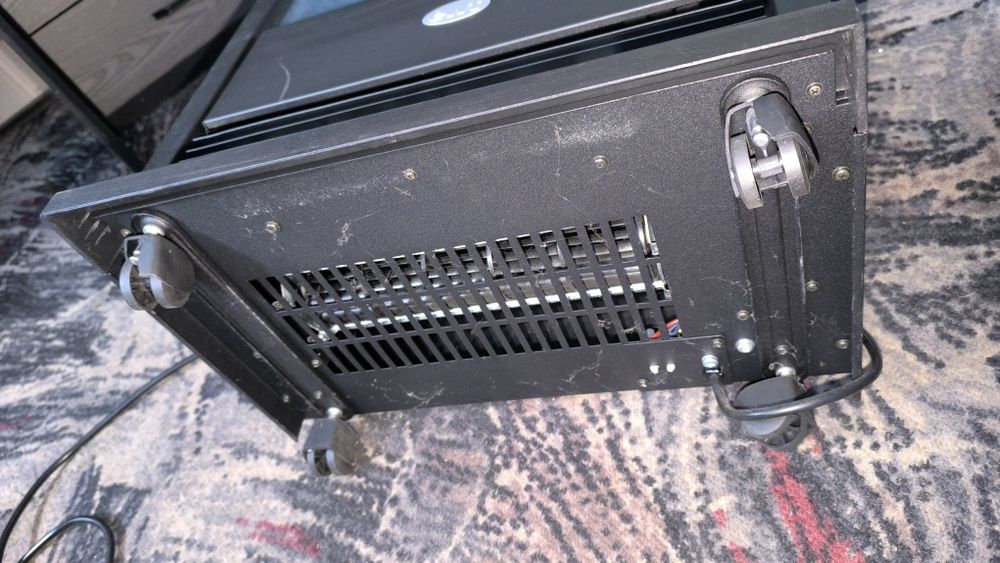 Kominek elektryczny z funkcją grzania na kółkach