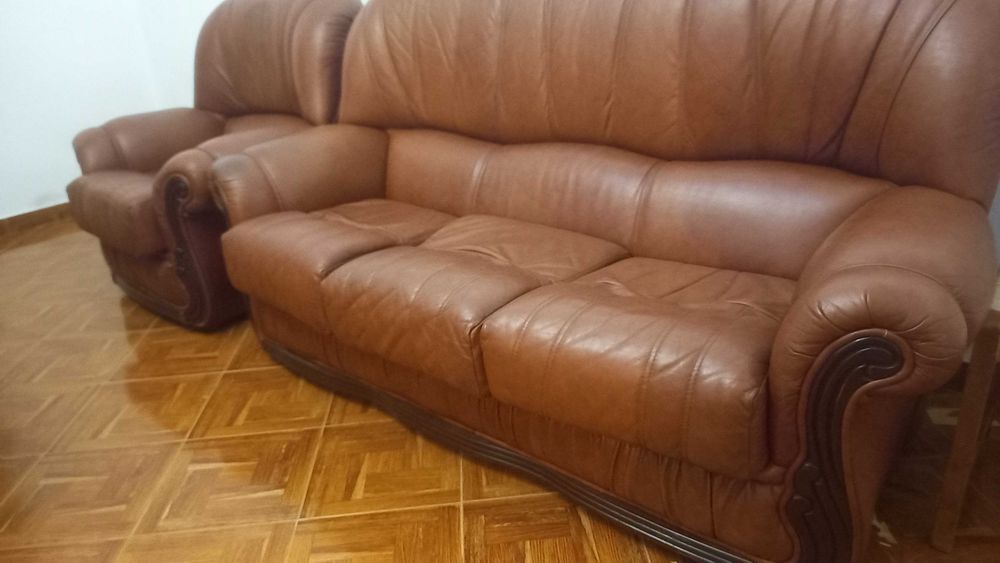 Conjunto sofá-cama e individual em couro. Em bom estado.