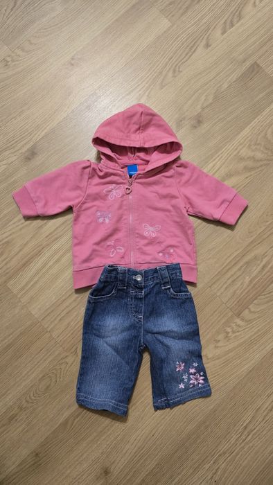 Różow bluza z kapturem i jeansowe spodenki
