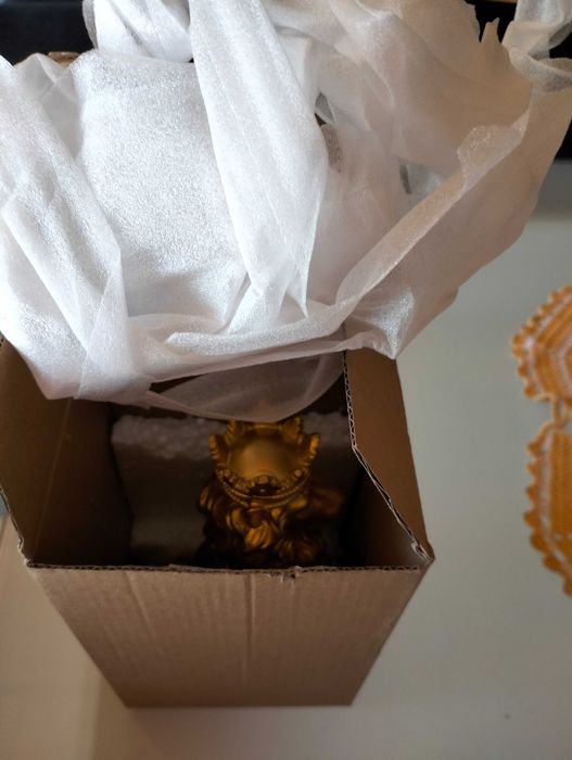 Estatueta do Leão em dourado nova com a sua caixa ,mede 15cm