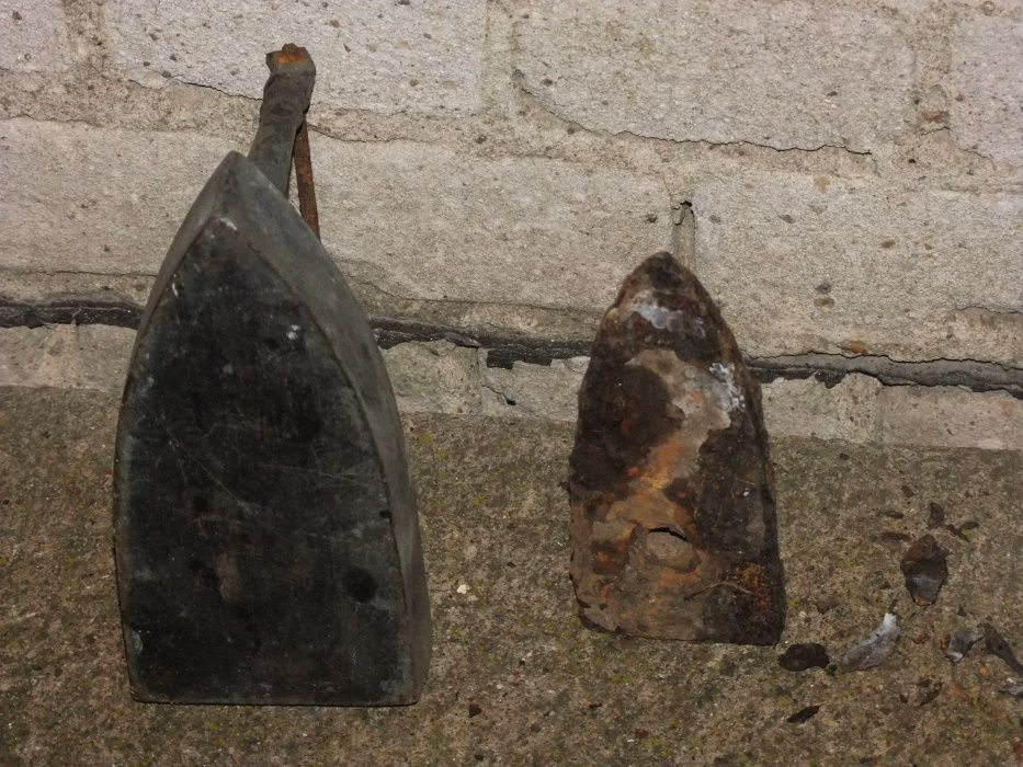 Stare mosiężne żelazko na duszę