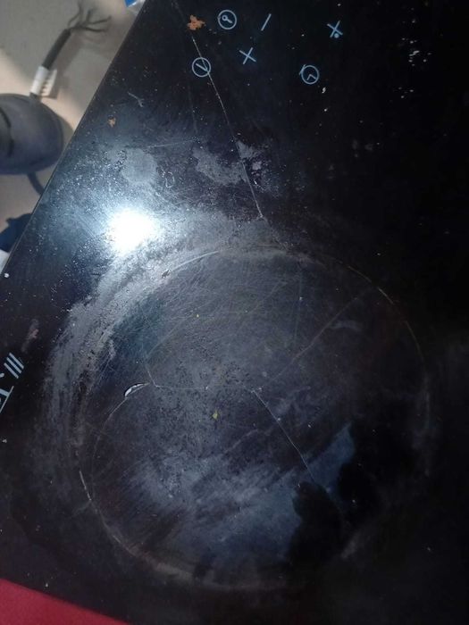 Placa vitrocerâmica Jocel com vidro partido, mas a funcionar