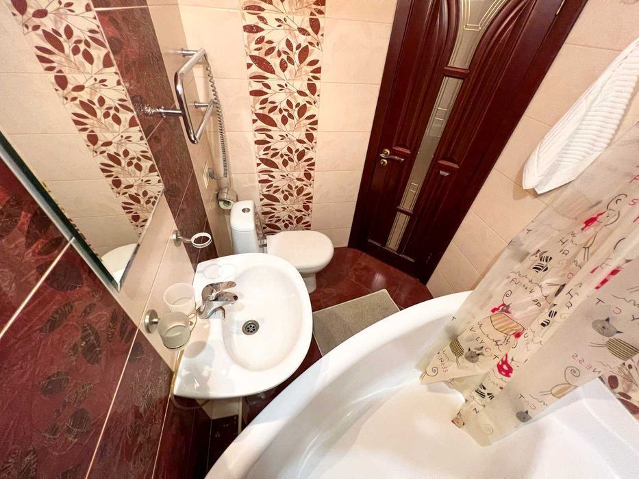 Бульвар Лесі Українки 28, 1к, метро Печерська 3 хв, подобово/погодинно