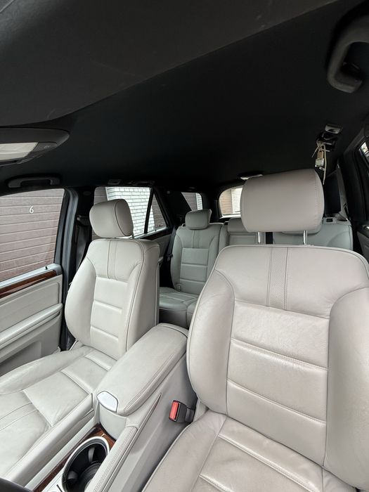 Офіційний Mercedes-Benz ML 350