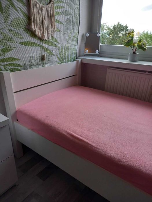 Białe łóżko Bodzio (seria AGA, rozmiar 210x100) z materacem i dodatkową szufladą.