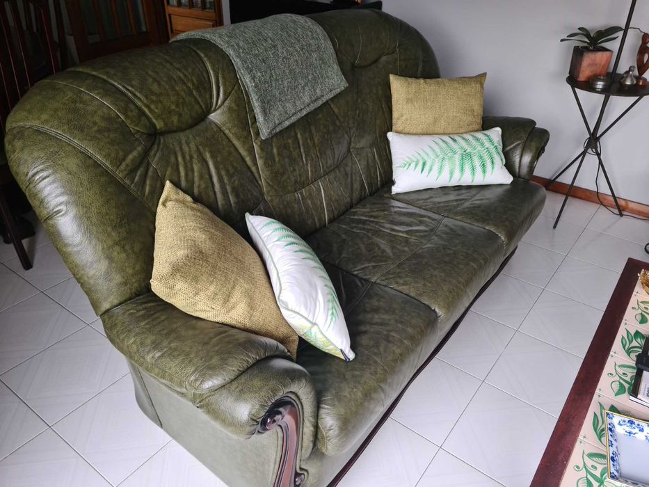 Sofá cama em cabedal.