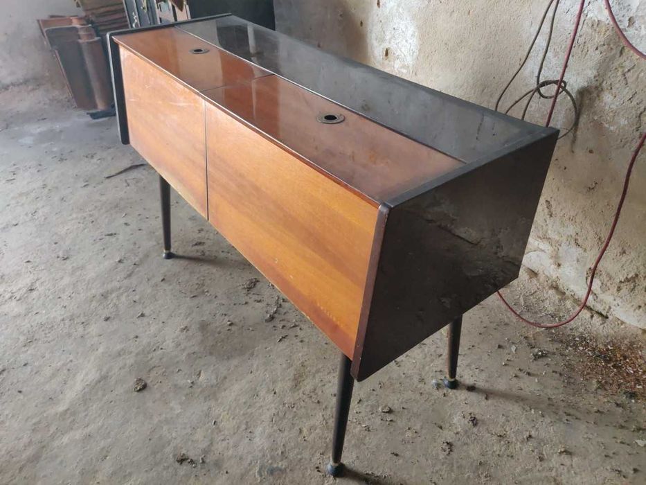 Móvel gira discos  com amplificador