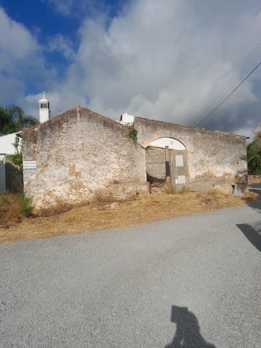 No ALGARVE CASA EM RUÍNAS Pode construir 2  moradias até 300 m2
