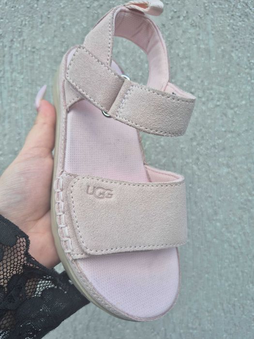 Дитяче взуття  UGG. Босоніжки 32,5 розмір