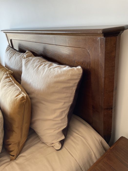 Cama casal (colchão) e mesinhas castanho