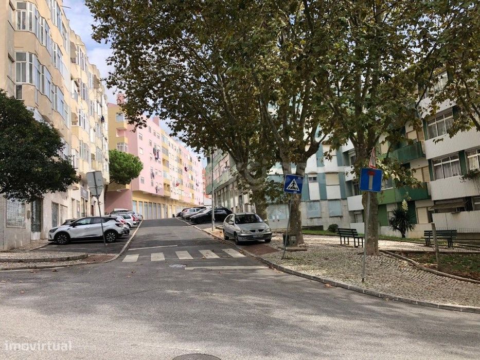 Loja com 210m² em cave com acesso direto à rua