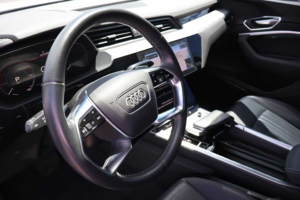 Audi E-Tron      2022