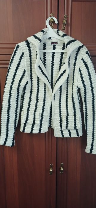 Теплий в'язаний жакет для дівчинки-підлітка