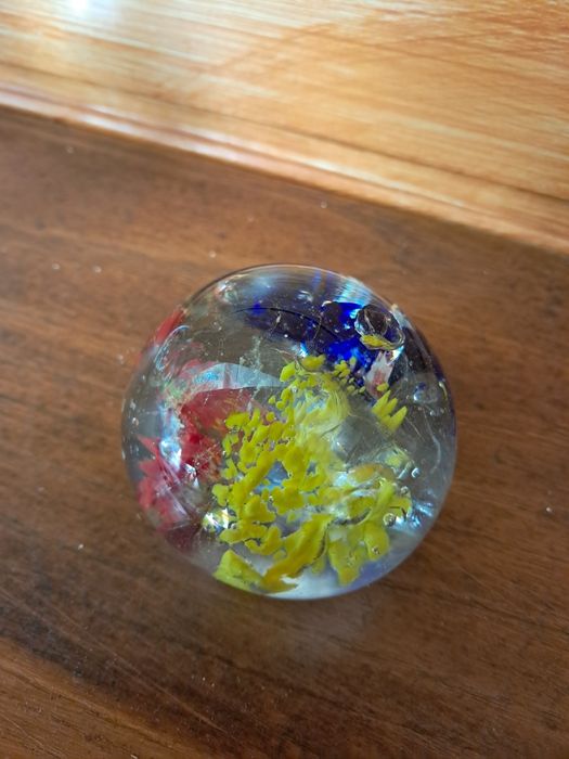 Przycisk do papieru szklana kula