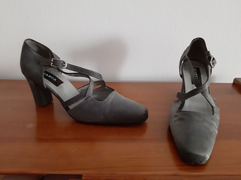 Sapatos de toilette forrados em tecido prateado