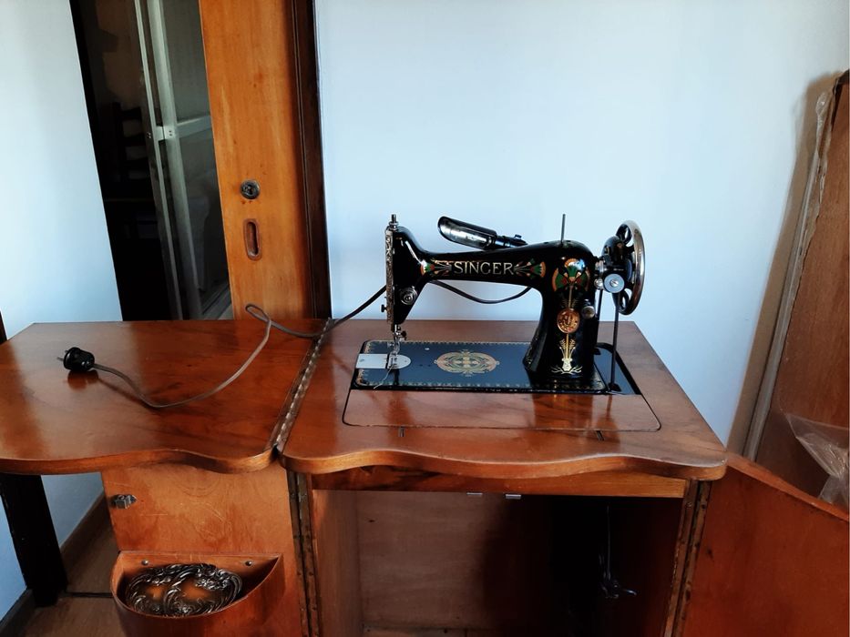 Móvel com máquina de costura Singer
