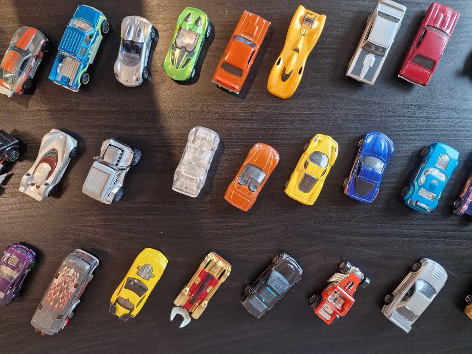hot wheels około 160 sztuk