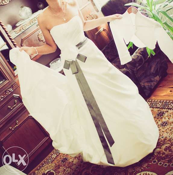 Suknia ślubna z stalowym pasem. Rozm. 36. Ivory. Litera A.