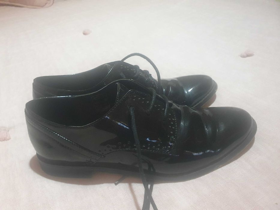 sapatos preto de verniz com atacador zara