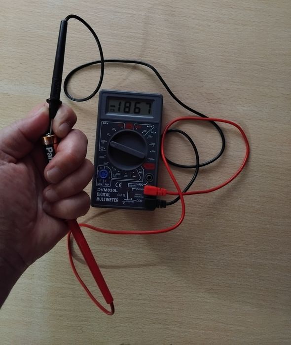 Multímetro a funcionar