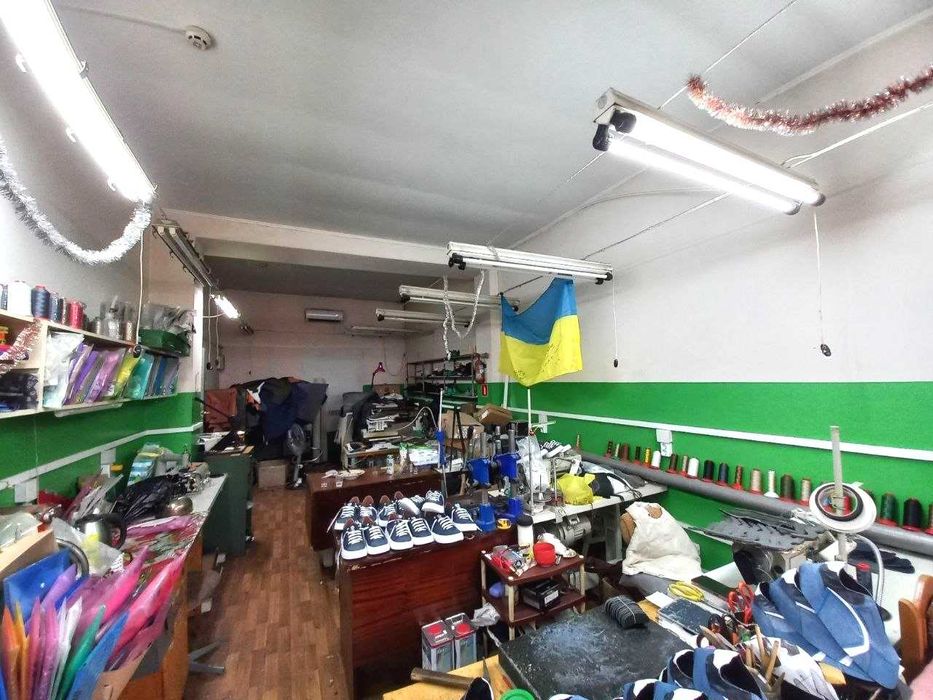 Продам діючий магазин взуття з цехами виробництва