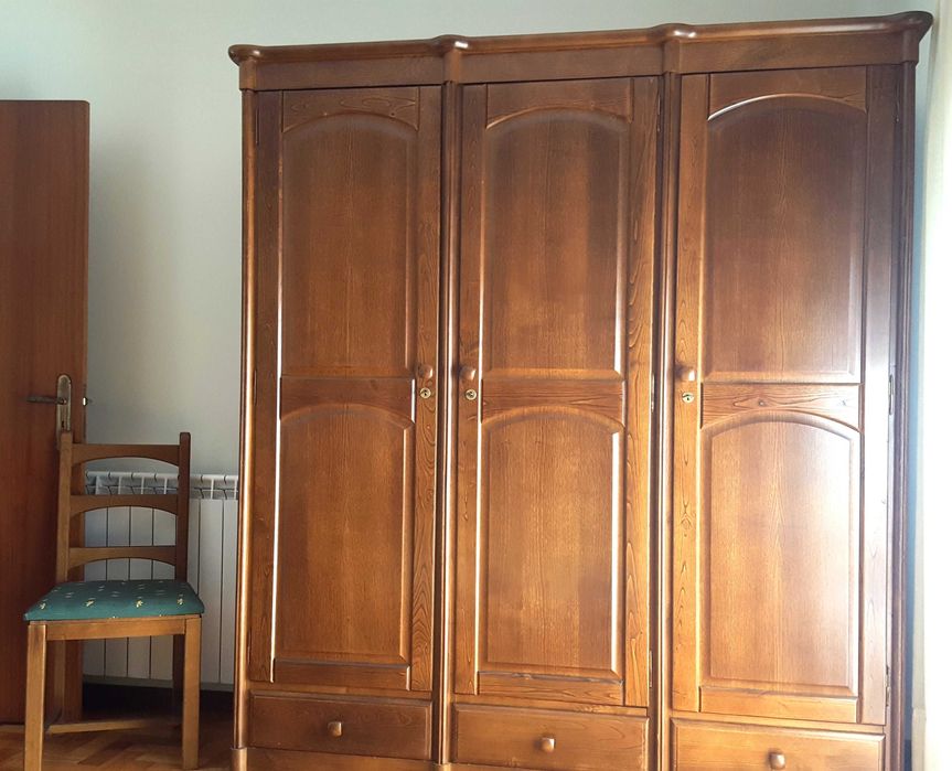 Quarto de casal em madeira de Carvalho, ótima qualidade.