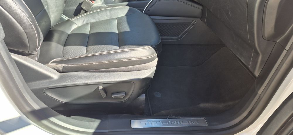 Ford escape 2.5 hybrid titanium