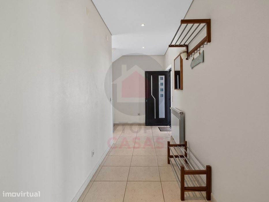 Moradia contemporânea com piscina privada em Salir do Porto