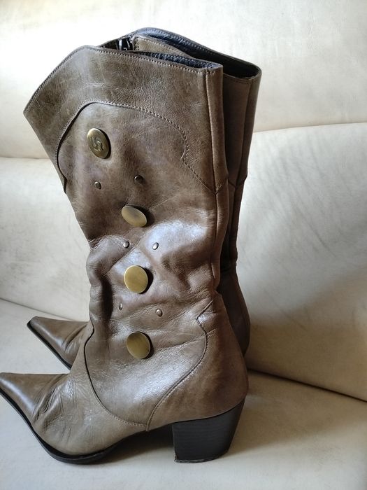 Botas em couro cano alto