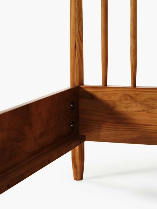 Łóżko z drewna sosnowego z zagłówkiem Windsor (Westwing)