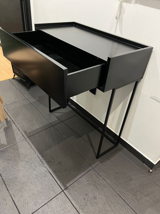 Mesa metálica com gaveta