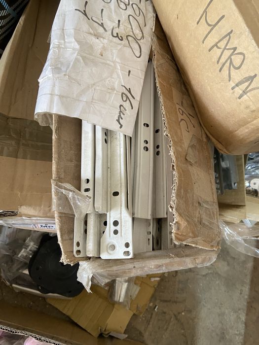 Меблева фурнітура: ручки, направляючі, завіси, крайка