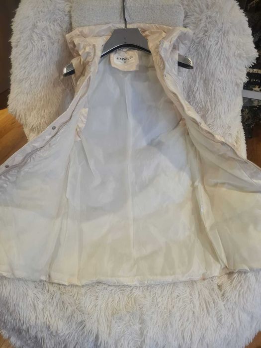 Colete acolchoado com capuz